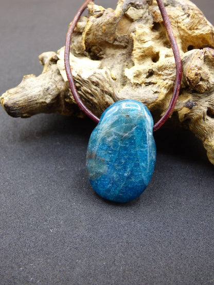 Apatit - Edelstein Kette blau Heilstein Er Sie Mann Frau Geschenk Glück Anhänger HIPPIE GOA Boho Tibet Ethno Natur Unikat - Art of Nature Berlin