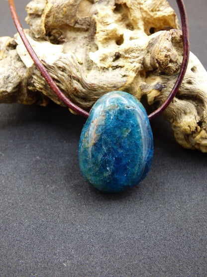 Apatit - Edelstein Kette blau Heilstein Er Sie Mann Frau Geschenk Glück Anhänger HIPPIE GOA Boho Tibet Ethno Natur Unikat - Art of Nature Berlin
