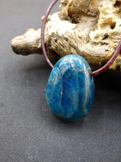 Apatit - Edelstein Kette blau Heilstein Er Sie Mann Frau Geschenk Glück Anhänger HIPPIE GOA Boho Tibet Ethno Natur Unikat - Art of Nature Berlin