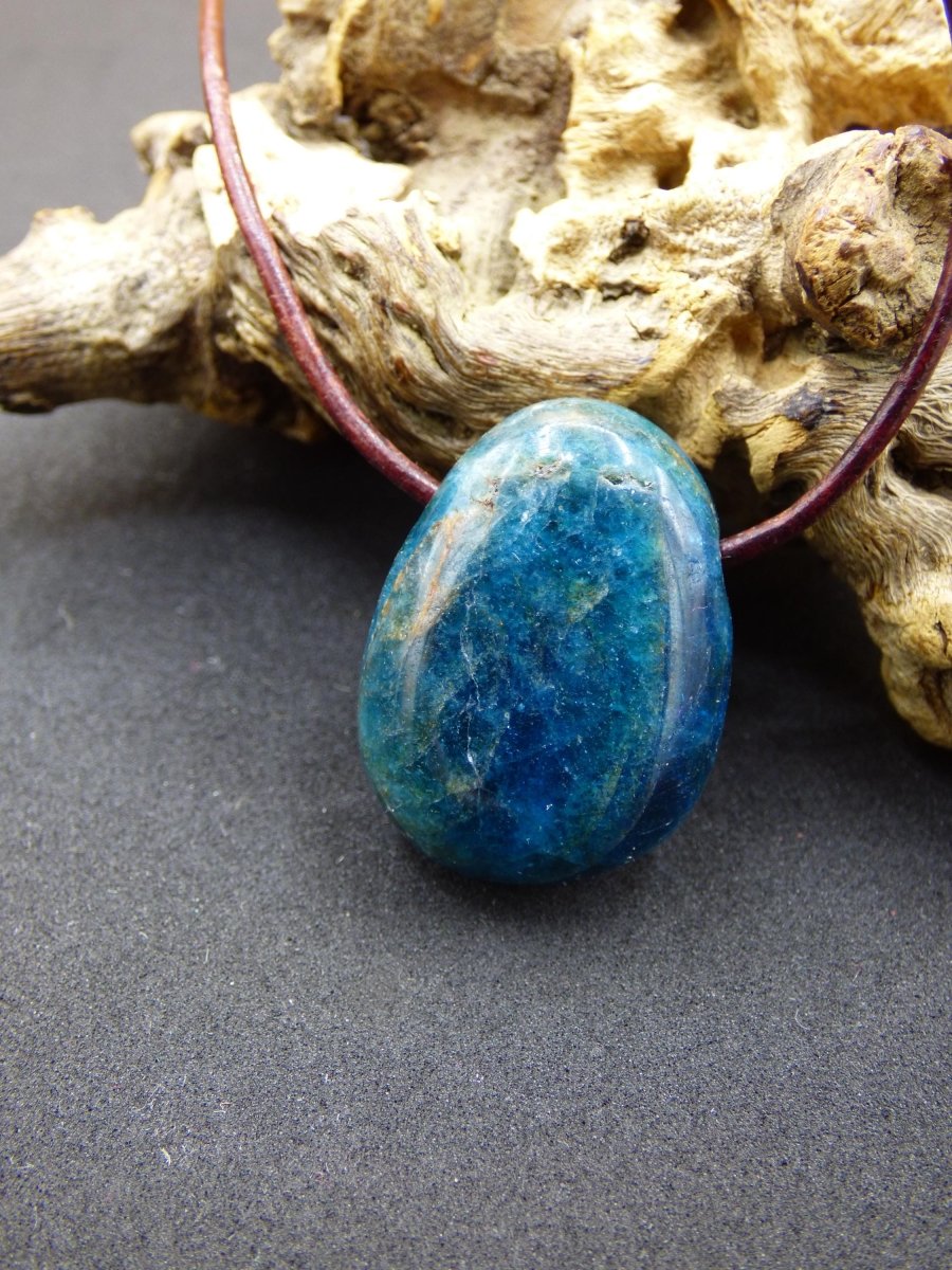 Apatit - Edelstein Kette blau Heilstein Er Sie Mann Frau Geschenk Glück Anhänger HIPPIE GOA Boho Tibet Ethno Natur Unikat - Art of Nature Berlin