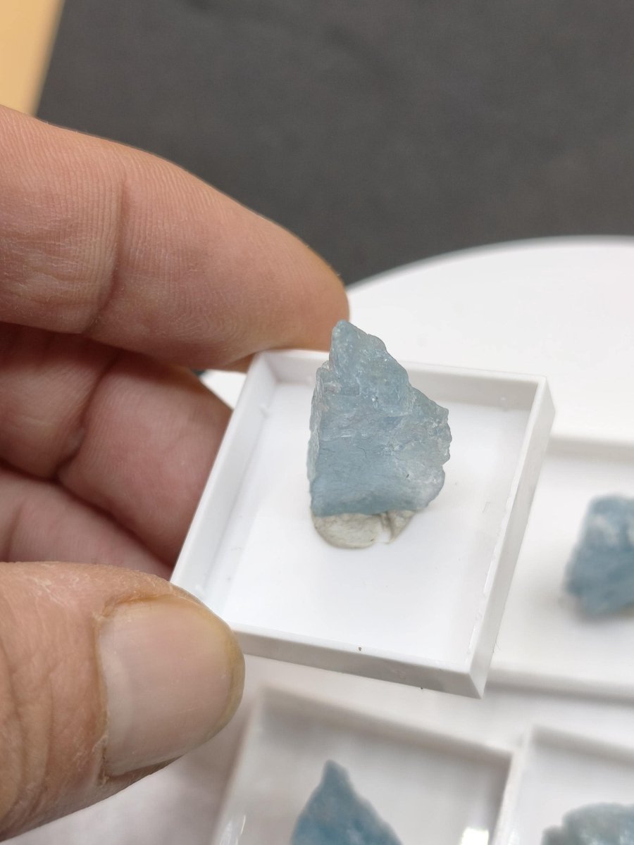 Aquamarin Rohkristall aus Sambia – Naturbelassener blauer Beryll Stufe Mineralien Sammler Heilstein Deko Geschenk Kristall - Art of Nature Berlin