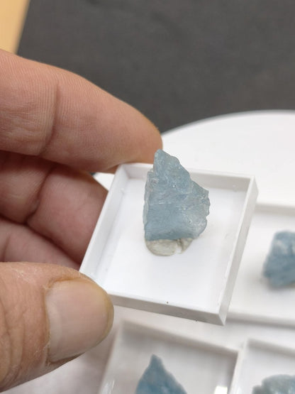 Aquamarin Rohkristall aus Sambia – Naturbelassener blauer Beryll Stufe Mineralien Sammler Heilstein Deko Geschenk Kristall - Art of Nature Berlin