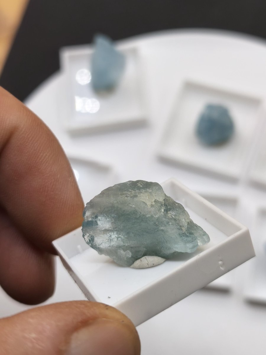 Aquamarin Rohkristall aus Sambia – Naturbelassener blauer Beryll Stufe Mineralien Sammler Heilstein Deko Geschenk Kristall - Art of Nature Berlin