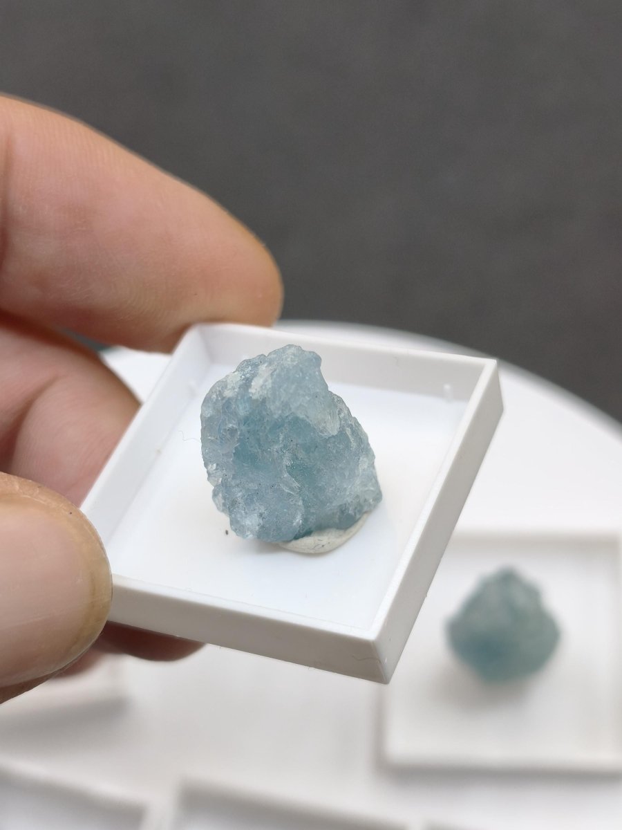 Aquamarin Rohkristall aus Sambia – Naturbelassener blauer Beryll Stufe Mineralien Sammler Heilstein Deko Geschenk Kristall - Art of Nature Berlin