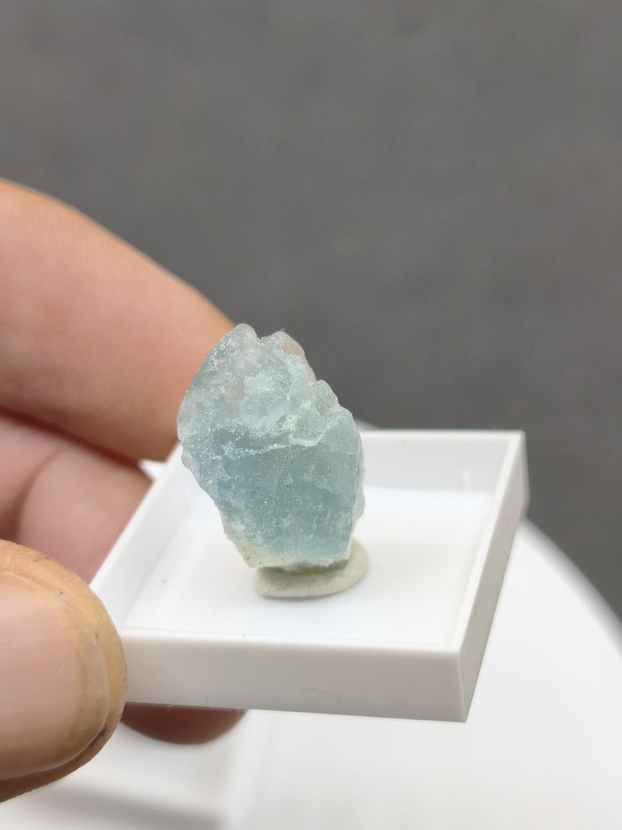 Aquamarin Rohkristall aus Sambia – Naturbelassener blauer Beryll Stufe Mineralien Sammler Heilstein Deko Geschenk Kristall - Art of Nature Berlin