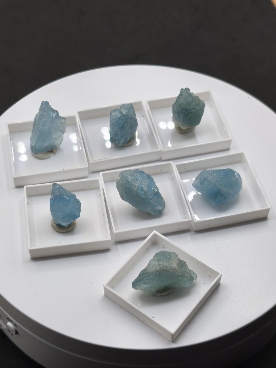 Aquamarin Rohkristall aus Sambia – Naturbelassener blauer Beryll Stufe Mineralien Sammler Heilstein Deko Geschenk Kristall - Art of Nature Berlin