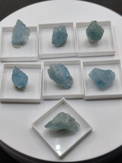 Aquamarin Rohkristall aus Sambia – Naturbelassener blauer Beryll Stufe Mineralien Sammler Heilstein Deko Geschenk Kristall - Art of Nature Berlin