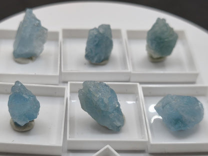 Aquamarin Rohkristall aus Sambia – Naturbelassener blauer Beryll Stufe Mineralien Sammler Heilstein Deko Geschenk Kristall - Art of Nature Berlin