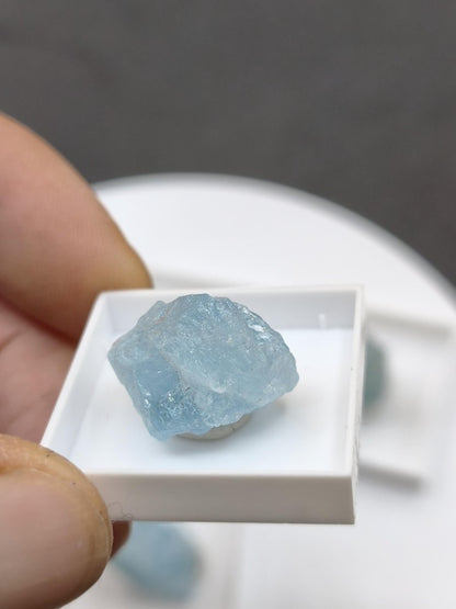 Aquamarin Rohkristall aus Sambia – Naturbelassener blauer Beryll Stufe Mineralien Sammler Heilstein Deko Geschenk Kristall - Art of Nature Berlin