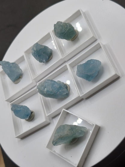 Aquamarin Rohkristall aus Sambia – Naturbelassener blauer Beryll Stufe Mineralien Sammler Heilstein Deko Geschenk Kristall - Art of Nature Berlin