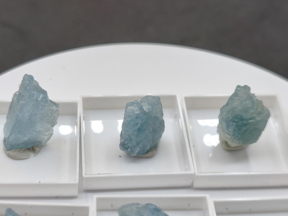 Aquamarin Rohkristall aus Sambia – Naturbelassener blauer Beryll Stufe Mineralien Sammler Heilstein Deko Geschenk Kristall - Art of Nature Berlin