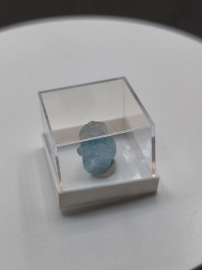 Aquamarin Rohkristall aus Sambia – Naturbelassener blauer Beryll Stufe Mineralien Sammler Heilstein Deko Geschenk Kristall - Art of Nature Berlin