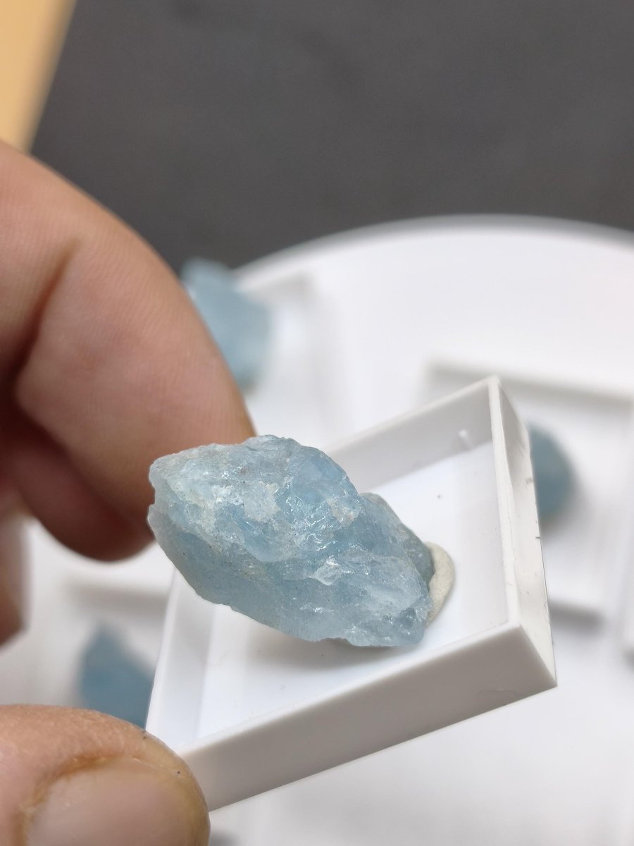 Aquamarin Rohkristall aus Sambia – Naturbelassener blauer Beryll Stufe Mineralien Sammler Heilstein Deko Geschenk Kristall - Art of Nature Berlin