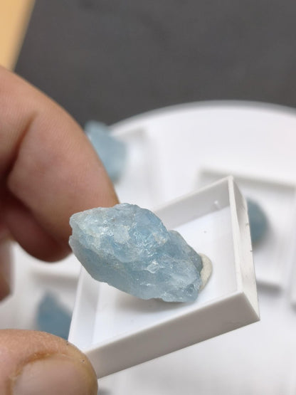 Aquamarin Rohkristall aus Sambia – Naturbelassener blauer Beryll Stufe Mineralien Sammler Heilstein Deko Geschenk Kristall - Art of Nature Berlin