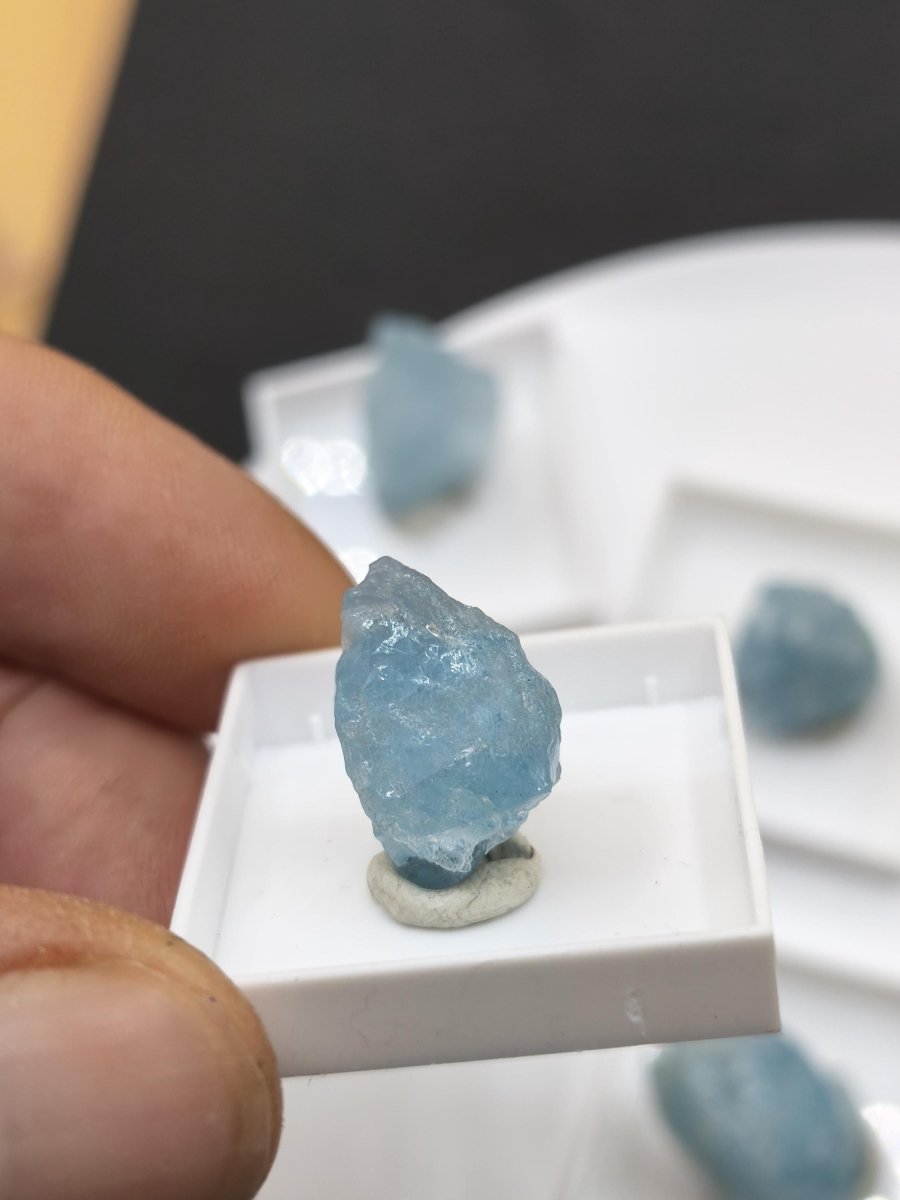 Aquamarin Rohkristall aus Sambia – Naturbelassener blauer Beryll Stufe Mineralien Sammler Heilstein Deko Geschenk Kristall - Art of Nature Berlin