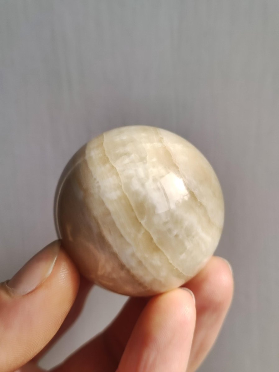 Aragonit "Caoti" gelb ~ Magische Edelstein Kugel Massage & Deko Sphere Crystal Spielkugel Meditation ~HIPPIE ~GOA Boho Heilstein Naturschatz - Art of Nature Berlin