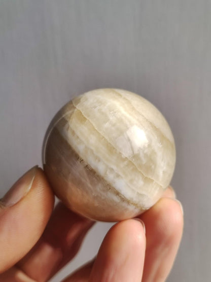 Aragonit "Caoti" gelb ~ Magische Edelstein Kugel Massage & Deko Sphere Crystal Spielkugel Meditation ~HIPPIE ~GOA Boho Heilstein Naturschatz - Art of Nature Berlin