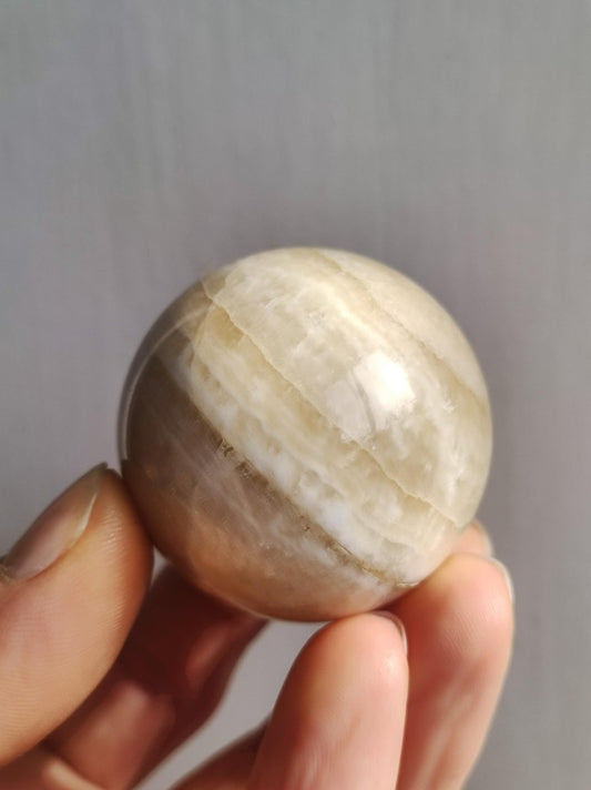 Aragonit "Caoti" gelb ~ Magische Edelstein Kugel Massage & Deko Sphere Crystal Spielkugel Meditation ~HIPPIE ~GOA Boho Heilstein Naturschatz - Art of Nature Berlin