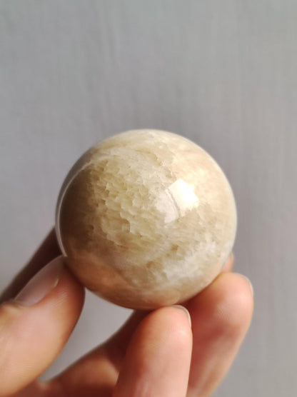 Aragonit "Caoti" gelb ~ Magische Edelstein Kugel Massage & Deko Sphere Crystal Spielkugel Meditation ~HIPPIE ~GOA Boho Heilstein Naturschatz - Art of Nature Berlin