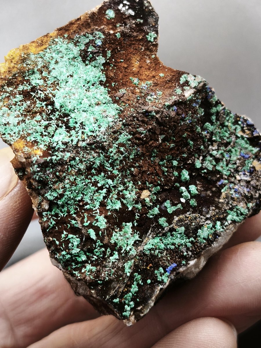 Azurit & Chrysokoll aus Marokko – Türkisgrüne Kristalle auf rostbrauner Matrix – 53 mm Kristalle aus Marokko Edelstein Mineral Sammler - Art of Nature Berlin