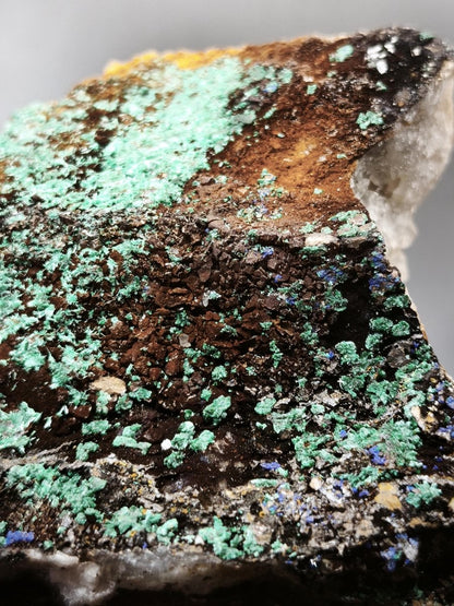 Azurit & Chrysokoll aus Marokko – Türkisgrüne Kristalle auf rostbrauner Matrix – 53 mm Kristalle aus Marokko Edelstein Mineral Sammler - Art of Nature Berlin