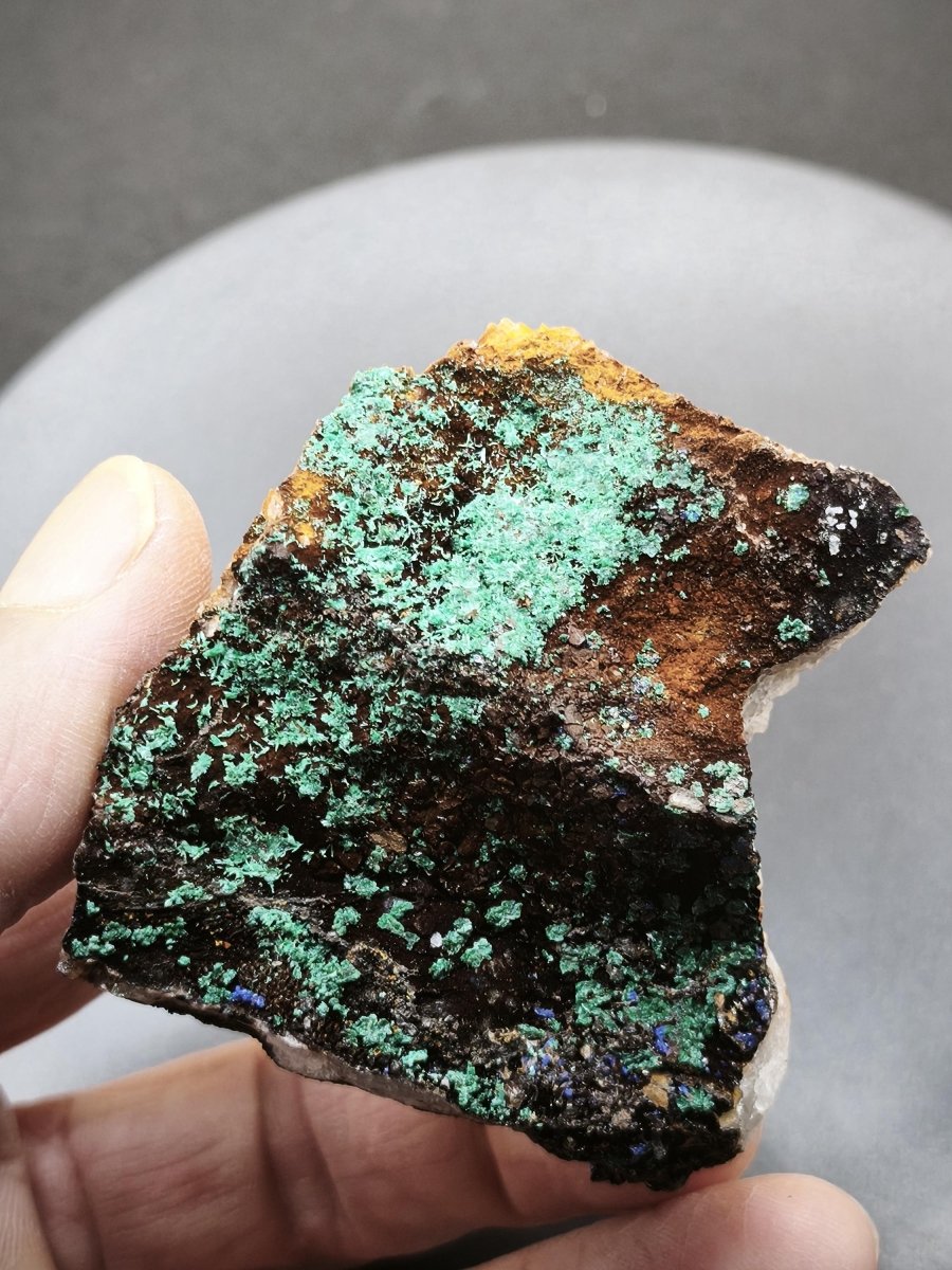 Azurit & Chrysokoll aus Marokko – Türkisgrüne Kristalle auf rostbrauner Matrix – 53 mm Kristalle aus Marokko Edelstein Mineral Sammler - Art of Nature Berlin