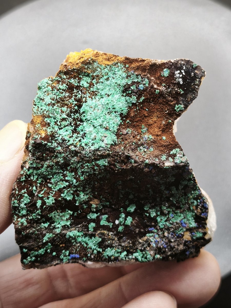 Azurit & Chrysokoll aus Marokko – Türkisgrüne Kristalle auf rostbrauner Matrix – 53 mm Kristalle aus Marokko Edelstein Mineral Sammler - Art of Nature Berlin