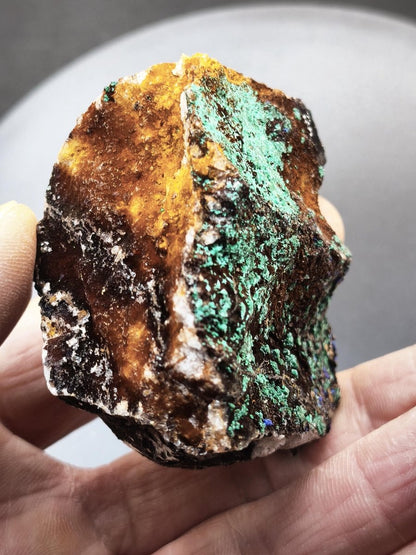 Azurit & Chrysokoll aus Marokko – Türkisgrüne Kristalle auf rostbrauner Matrix – 53 mm Kristalle aus Marokko Edelstein Mineral Sammler - Art of Nature Berlin