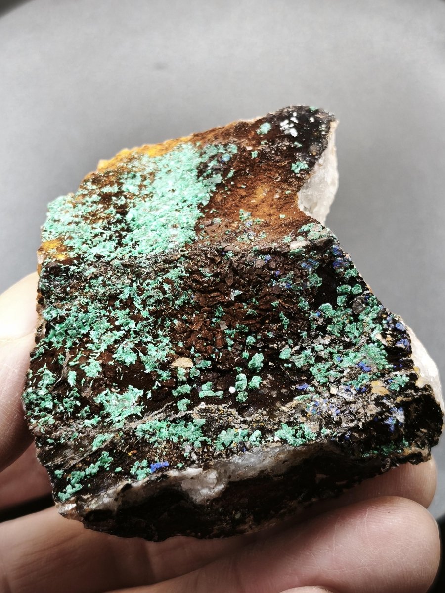 Azurit & Chrysokoll aus Marokko – Türkisgrüne Kristalle auf rostbrauner Matrix – 53 mm Kristalle aus Marokko Edelstein Mineral Sammler - Art of Nature Berlin