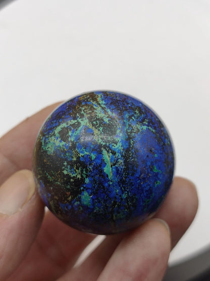AZURIT Malachit Chrysocoll Sphere Kristalle blau Natur Edelstein Kugel Deko Wohnen Meditation Heilstein Rarität Sammler Mineralien Unikat - Art of Nature Berlin