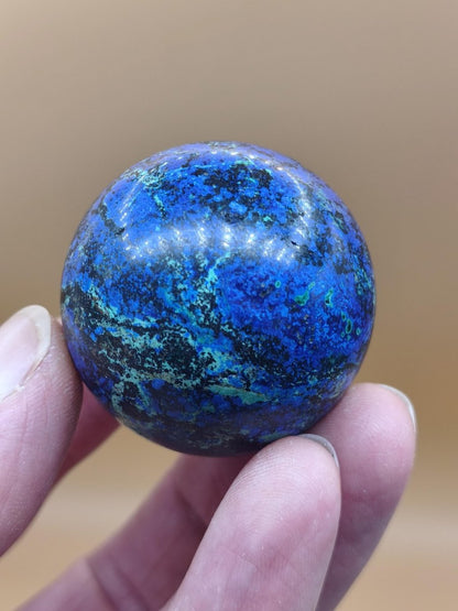 AZURIT Malachit Chrysocoll Sphere Kristalle blau Natur Edelstein Kugel Deko Wohnen Meditation Heilstein Rarität Sammler Mineralien Unikat - Art of Nature Berlin