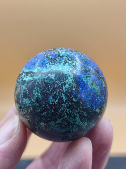 AZURIT Malachit Chrysocoll Sphere Kristalle blau Natur Edelstein Kugel Deko Wohnen Meditation Heilstein Rarität Sammler Mineralien Unikat - Art of Nature Berlin