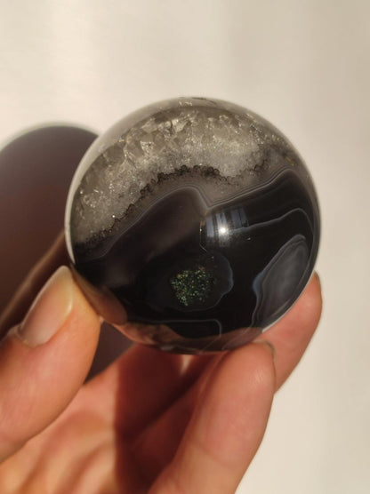 Black Sardonyx - Edelstein Kugel Natur Heilstein Deko Sphere Kristall Geschenk Er Sie Haus Einweihung Wohnung Energie Kraft Meditation - Art of Nature Berlin