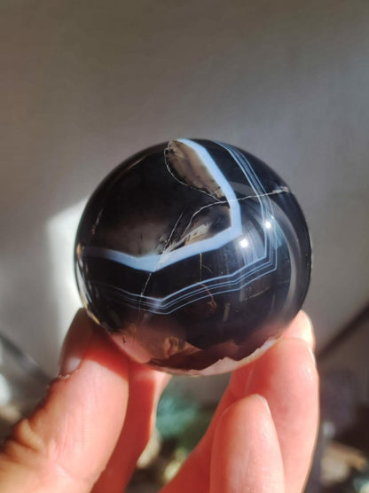 Black Sardonyx - Edelstein Kugel Natur Heilstein Deko Sphere Kristall Geschenk Er Sie Haus Einweihung Wohnung Energie Kraft Meditation - Art of Nature Berlin