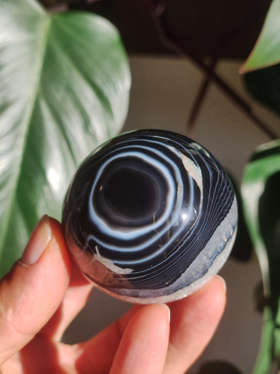 Black Sardonyx - Edelstein Kugel Natur Heilstein Deko Sphere Kristall Geschenk Er Sie Haus Einweihung Wohnung Energie Kraft Sammlerstück - Art of Nature Berlin