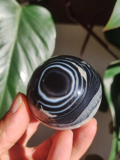Black Sardonyx - Edelstein Kugel Natur Heilstein Deko Sphere Kristall Geschenk Er Sie Haus Einweihung Wohnung Energie Kraft Sammlerstück - Art of Nature Berlin