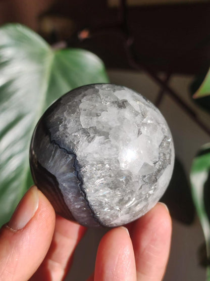 Black Sardonyx - Edelstein Kugel Natur Heilstein Deko Sphere Kristall Geschenk Er Sie Haus Einweihung Wohnung Energie Kraft Sammlerstück - Art of Nature Berlin