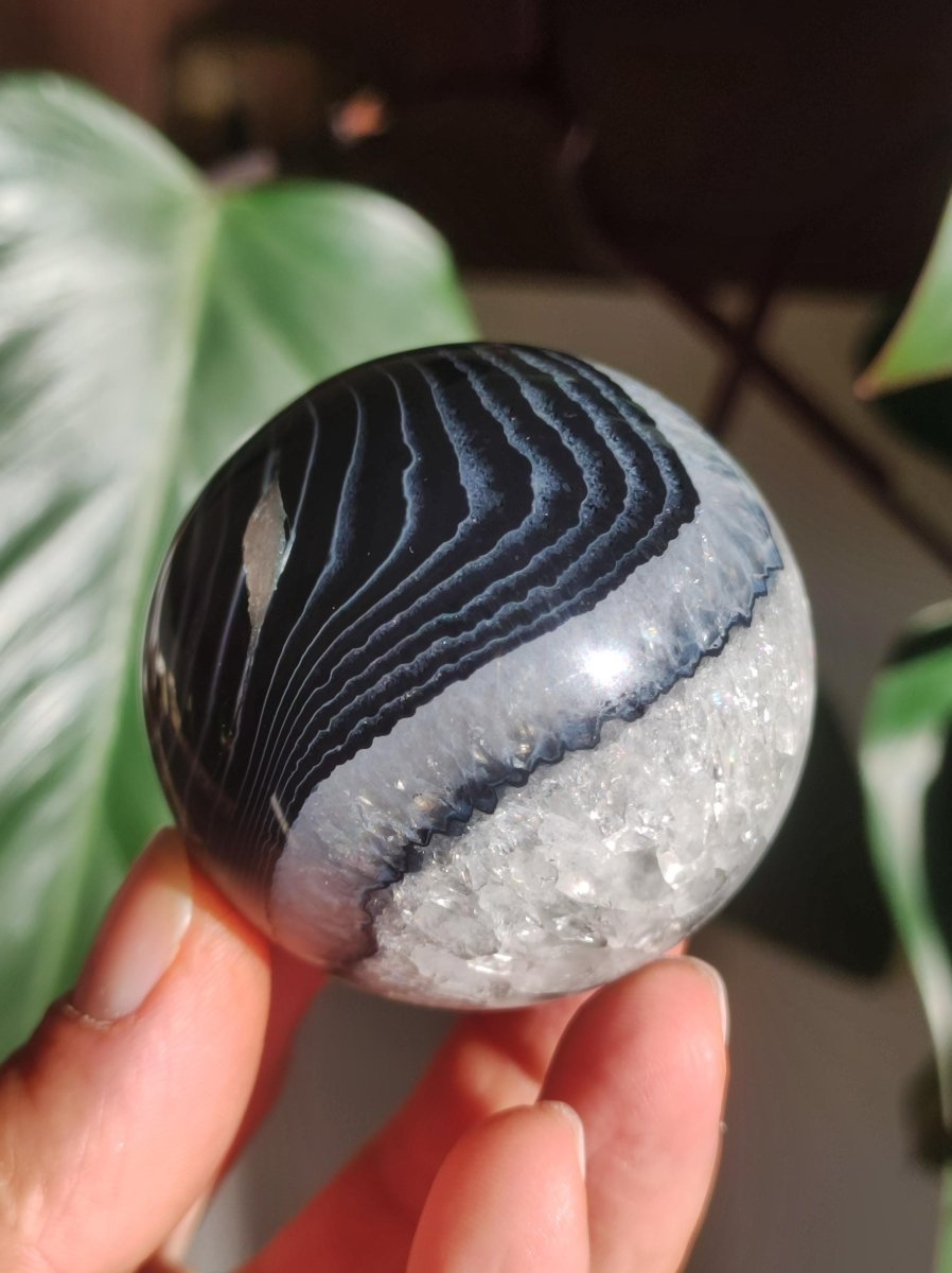 Black Sardonyx - Edelstein Kugel Natur Heilstein Deko Sphere Kristall Geschenk Er Sie Haus Einweihung Wohnung Energie Kraft Sammlerstück - Art of Nature Berlin