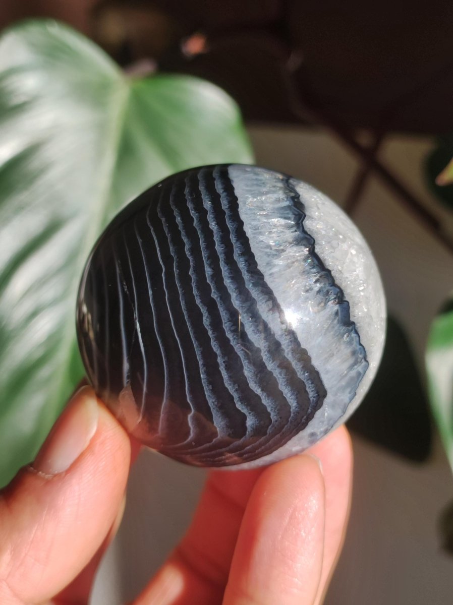 Black Sardonyx - Edelstein Kugel Natur Heilstein Deko Sphere Kristall Geschenk Er Sie Haus Einweihung Wohnung Energie Kraft Sammlerstück - Art of Nature Berlin