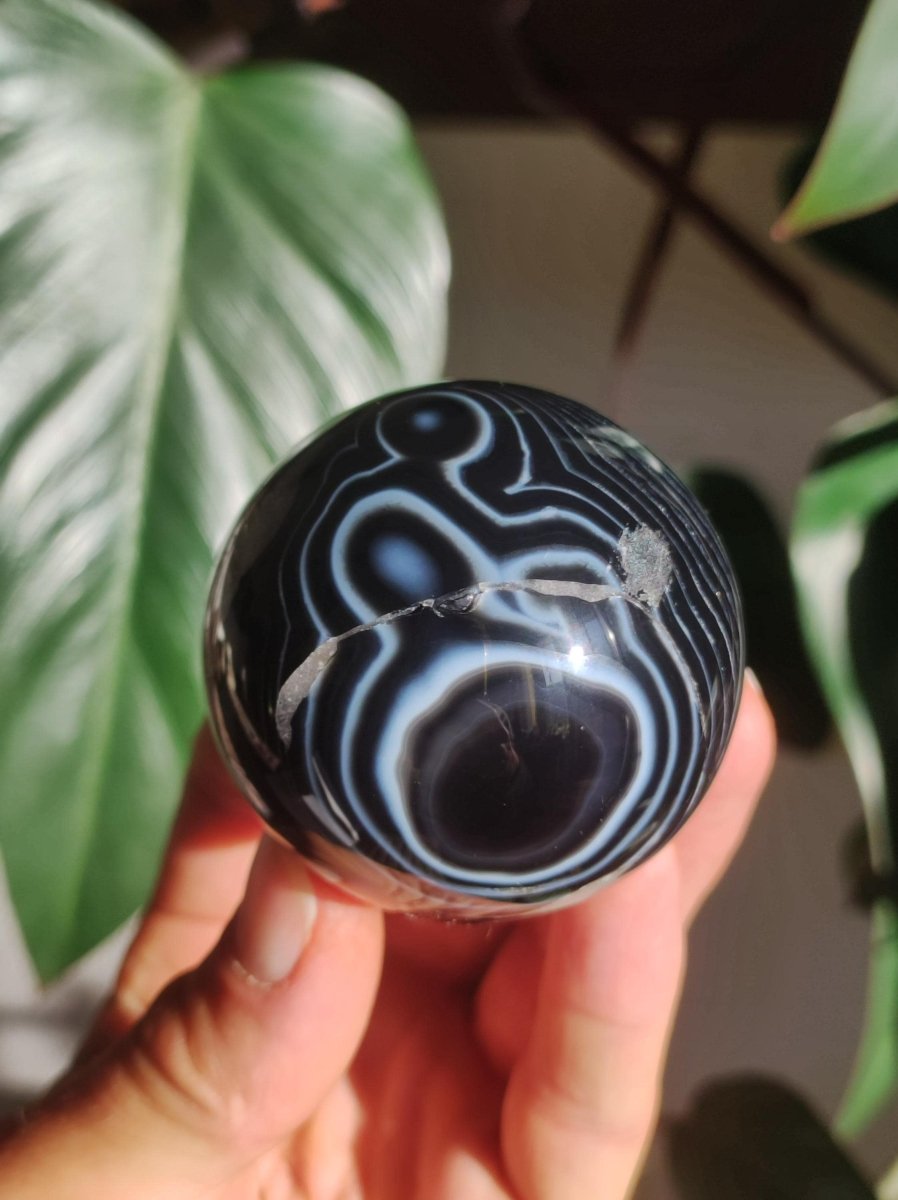 Black Sardonyx - Edelstein Kugel Natur Heilstein Deko Sphere Kristall Geschenk Er Sie Haus Einweihung Wohnung Energie Kraft Sammlerstück - Art of Nature Berlin