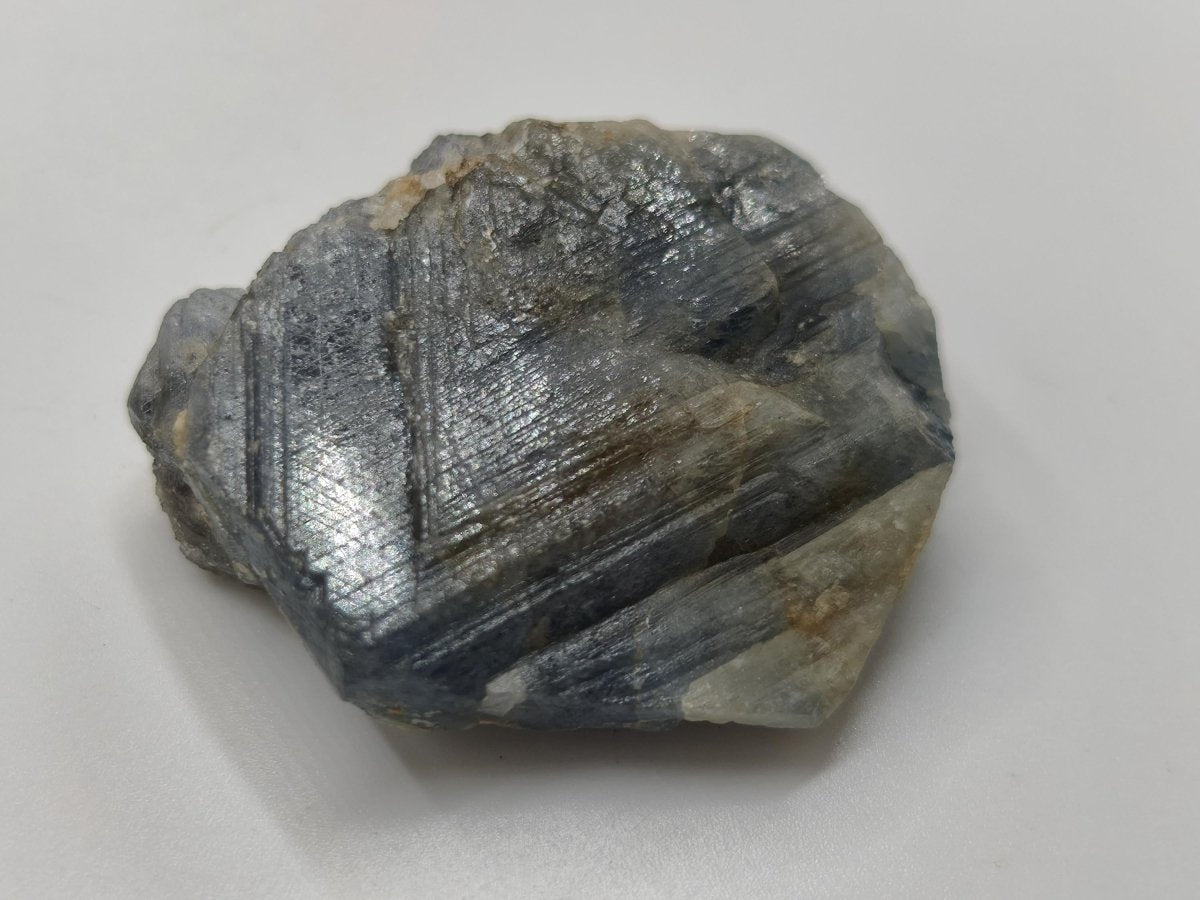 Blauer Saphir Rohkristall aus Tansania – Natürlicher Korund mit Wachstumsstreifen Edelstein Sammlermineral Kristalle Geschenk Unikat - Art of Nature Berlin