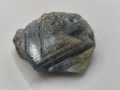 Blauer Saphir Rohkristall aus Tansania – Natürlicher Korund mit Wachstumsstreifen Edelstein Sammlermineral Kristalle Geschenk Unikat - Art of Nature Berlin
