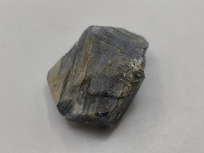 Blauer Saphir Rohkristall aus Tansania – Natürlicher Korund mit Wachstumsstreifen Edelstein Sammlermineral Kristalle Geschenk Unikat - Art of Nature Berlin