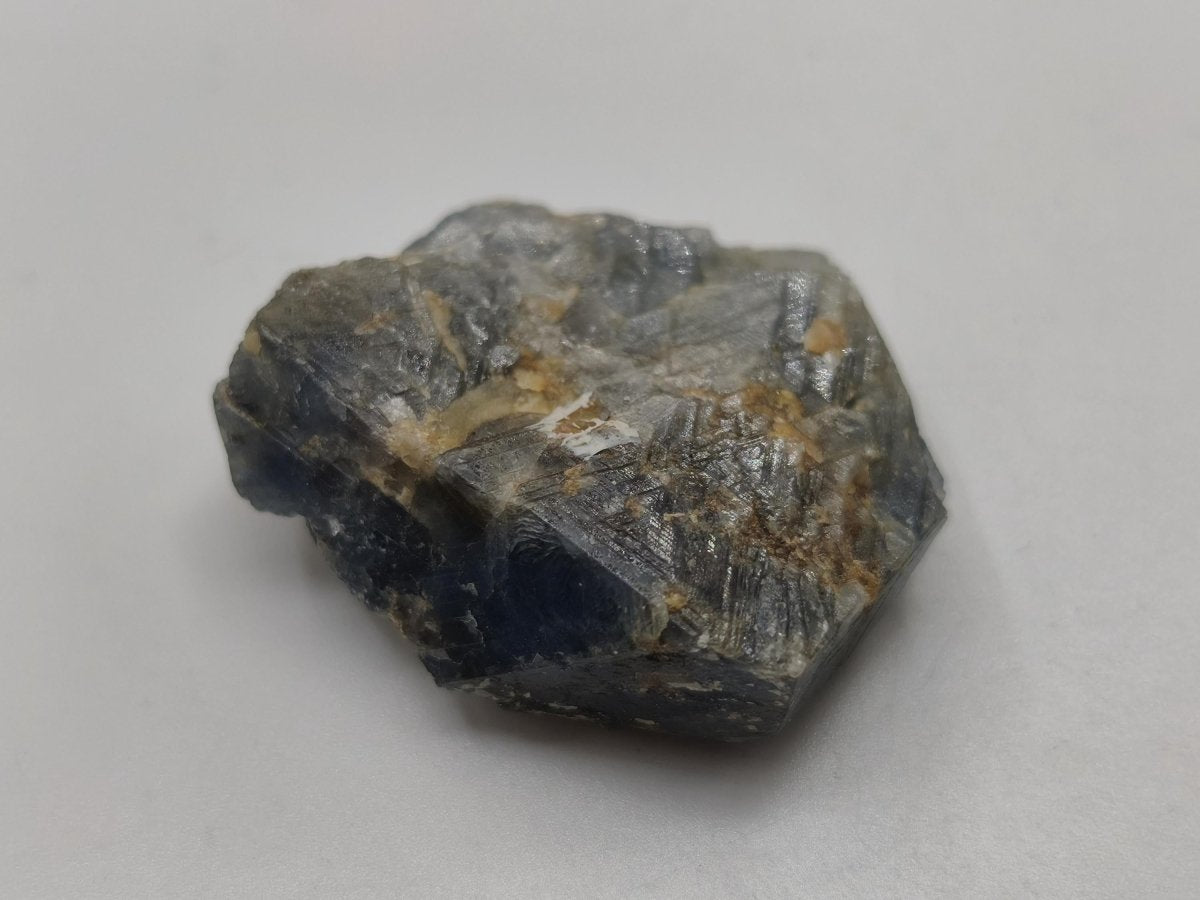 Blauer Saphir Rohkristall aus Tansania – Natürlicher Korund mit Wachstumsstreifen Edelstein Sammlermineral Kristalle Geschenk Unikat - Art of Nature Berlin