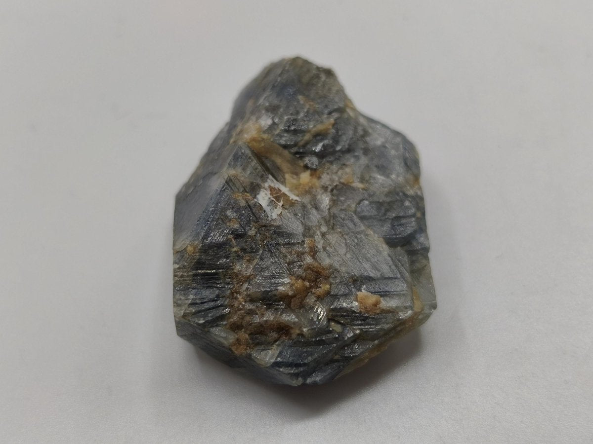 Blauer Saphir Rohkristall aus Tansania – Natürlicher Korund mit Wachstumsstreifen Edelstein Sammlermineral Kristalle Geschenk Unikat - Art of Nature Berlin