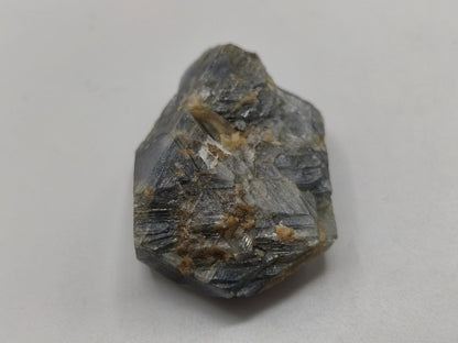 Blauer Saphir Rohkristall aus Tansania – Natürlicher Korund mit Wachstumsstreifen Edelstein Sammlermineral Kristalle Geschenk Unikat - Art of Nature Berlin