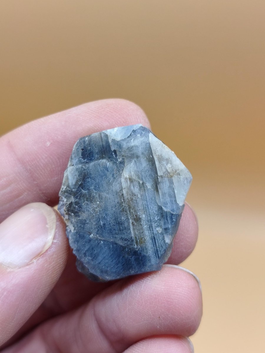Blauer Saphir Rohkristall aus Tansania – Natürlicher Korund mit Wachstumsstreifen Edelstein Sammlermineral Kristalle Geschenk Unikat - Art of Nature Berlin