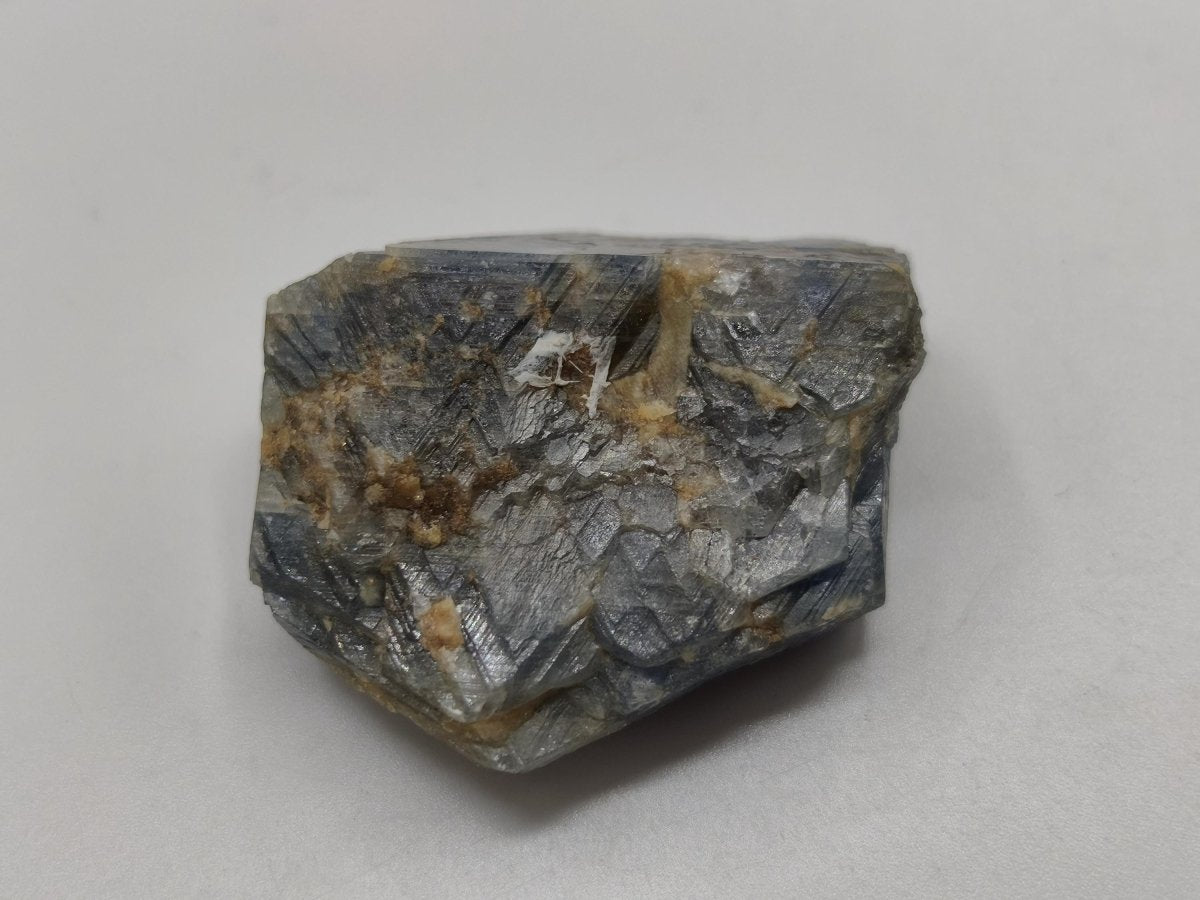 Blauer Saphir Rohkristall aus Tansania – Natürlicher Korund mit Wachstumsstreifen Edelstein Sammlermineral Kristalle Geschenk Unikat - Art of Nature Berlin