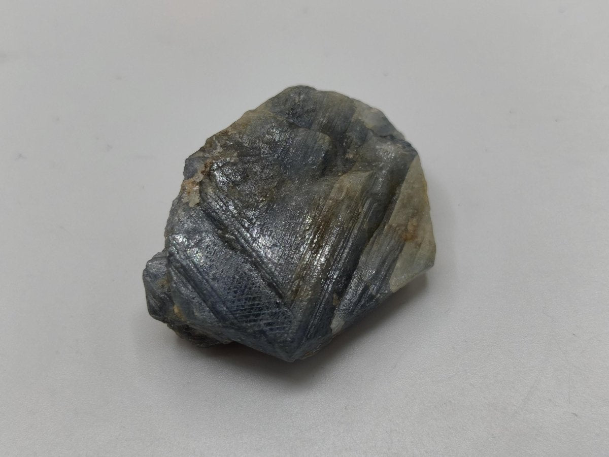 Blauer Saphir Rohkristall aus Tansania – Natürlicher Korund mit Wachstumsstreifen Edelstein Sammlermineral Kristalle Geschenk Unikat - Art of Nature Berlin