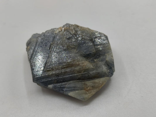 Blauer Saphir Rohkristall aus Tansania – Natürlicher Korund mit Wachstumsstreifen Edelstein Sammlermineral Kristalle Geschenk Unikat - Art of Nature Berlin